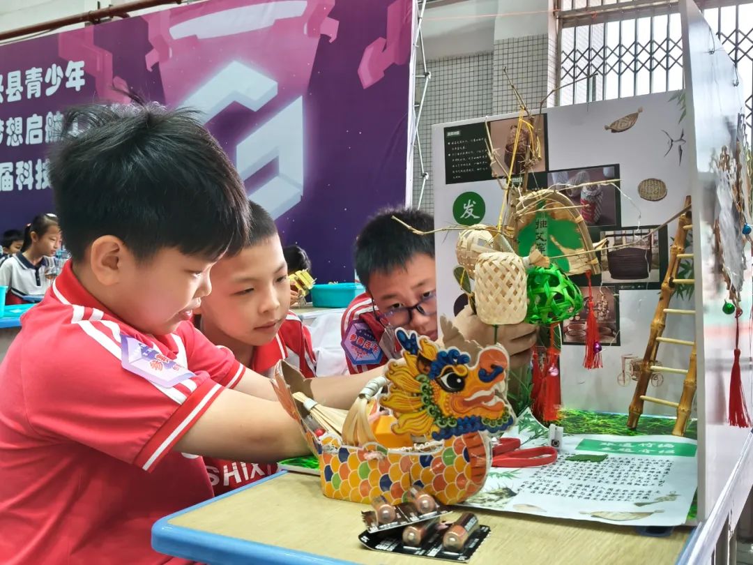 關(guān)愛未成年人丨始興舉行第二屆始興縣青少年“科技?jí)粝雴⒑焦こ獭笨萍即筚? class=